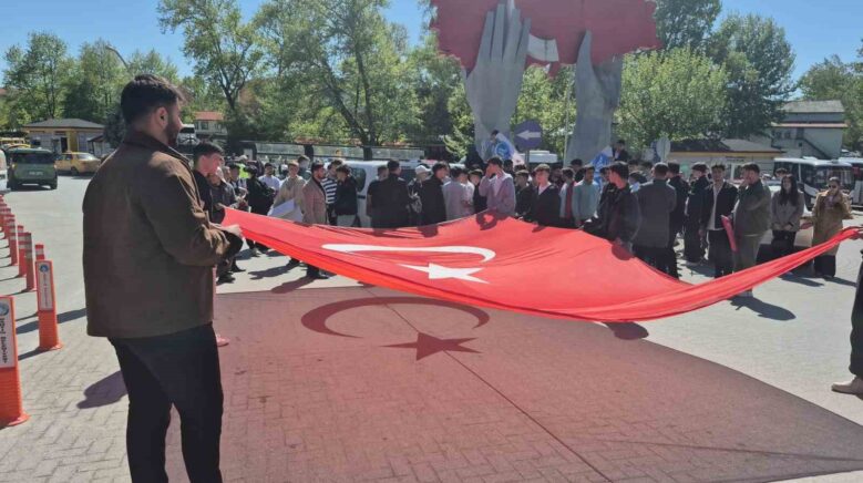 ay yildizin golgesinde turkculuk yuruyusu xX2GFtPj