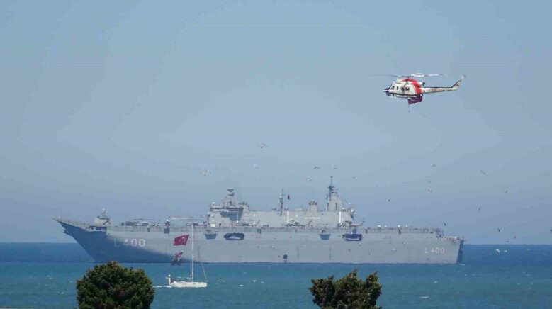 balikci teknelerinden toren gecisi tcg anadolu ve kortej ayni karede PWSHvbpl