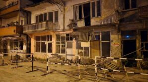 balkon park halindeki aracin uzerine dustu I6q5gC2A