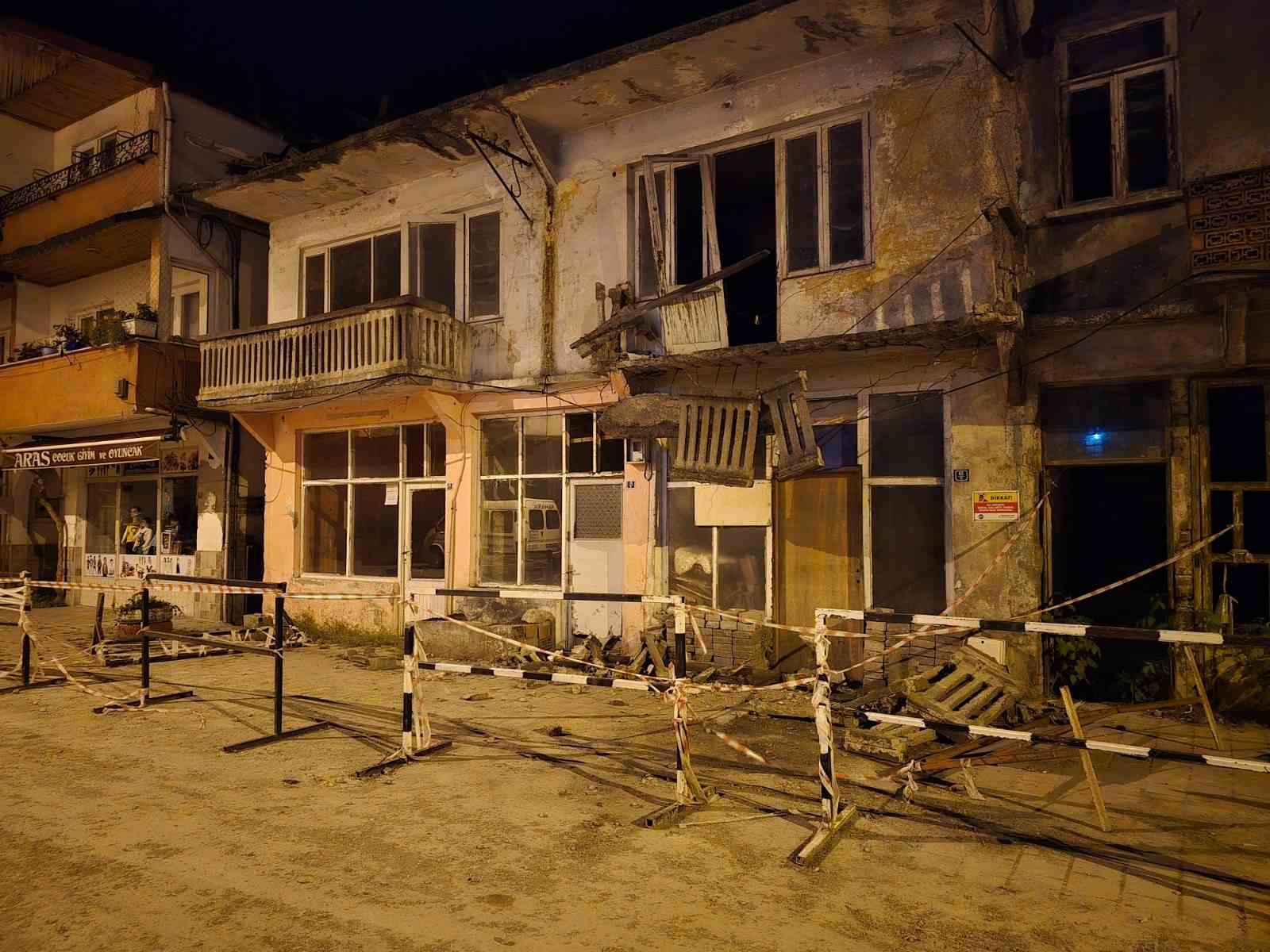 balkon park halindeki aracin uzerine dustu I6q5gC2A