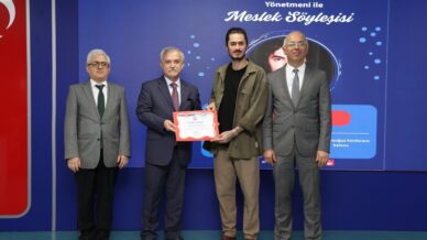 beun iletisim fakultesinin duzenledigi soyleside mert uzunmehmet ogrencilerle bulustu shdmCDA8