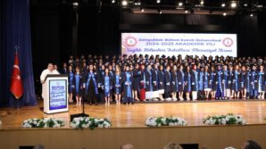 beun saglik bilimleri fakultesinde mezuniyet coskusu UW973zDZ