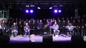 beunda akademinin sesi korosu ile omurluk sarkilar seslendirildi Eqlzg6hT