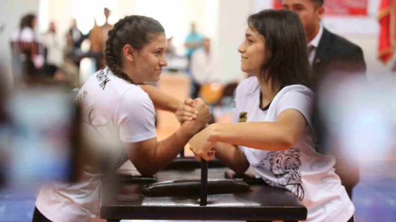 bilegi bukulmeyen kardesler rukiye ve aysenur 2MbUbCJd