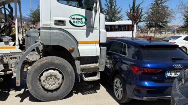 boluda beton mikseri ile otomobil carpisti 1 yarali XeBzqqV8
