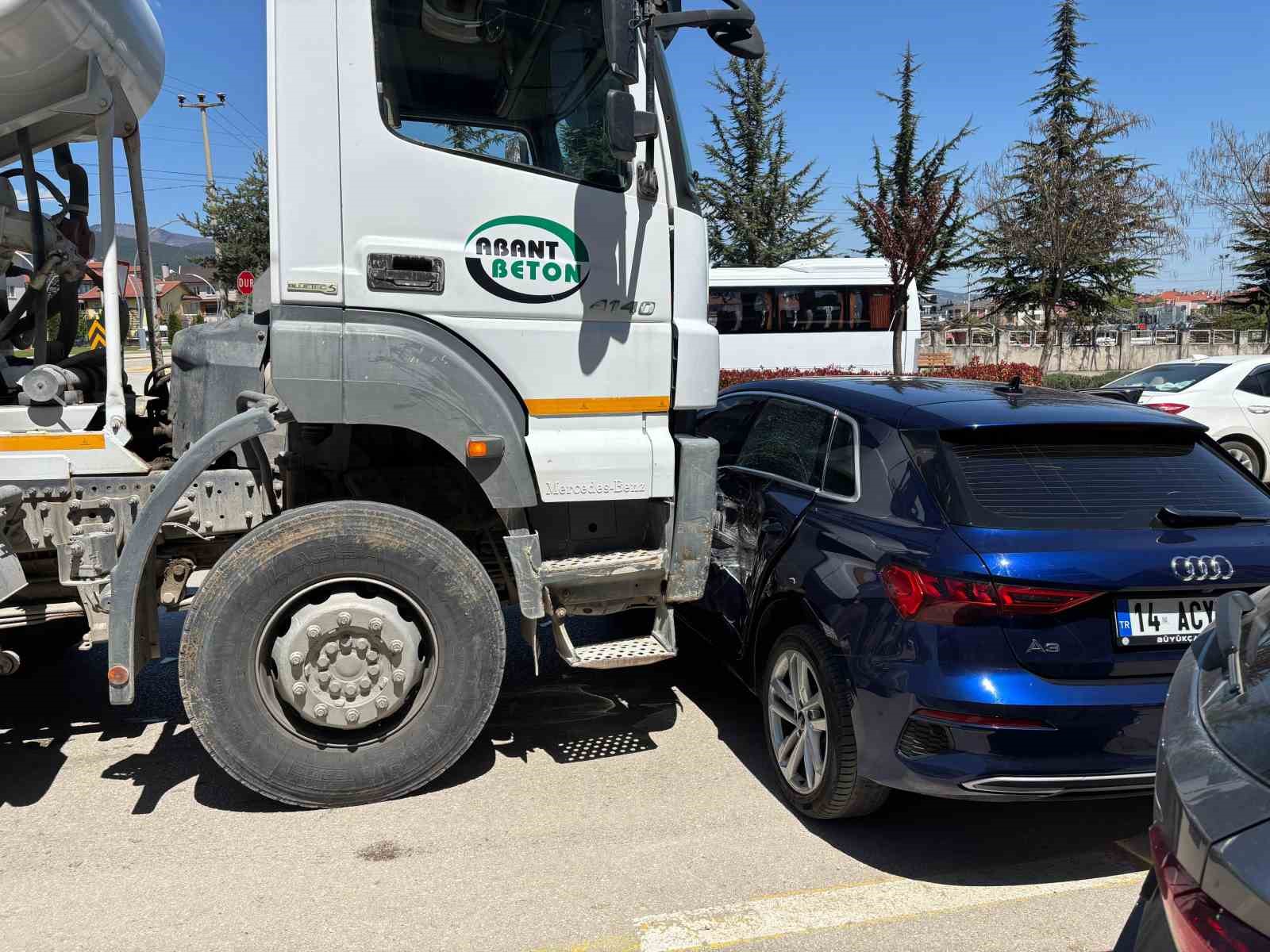 boluda beton mikseri ile otomobil carpisti 1 yarali XeBzqqV8