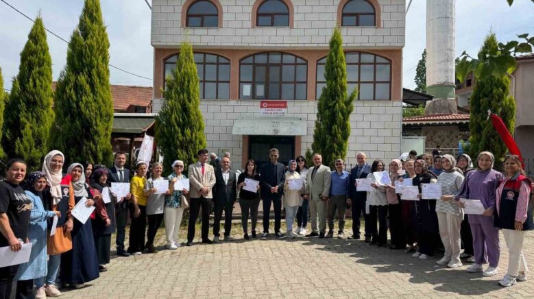 caycumada 35 kadin seracilik belgesi aldi 3I6FD5Fx