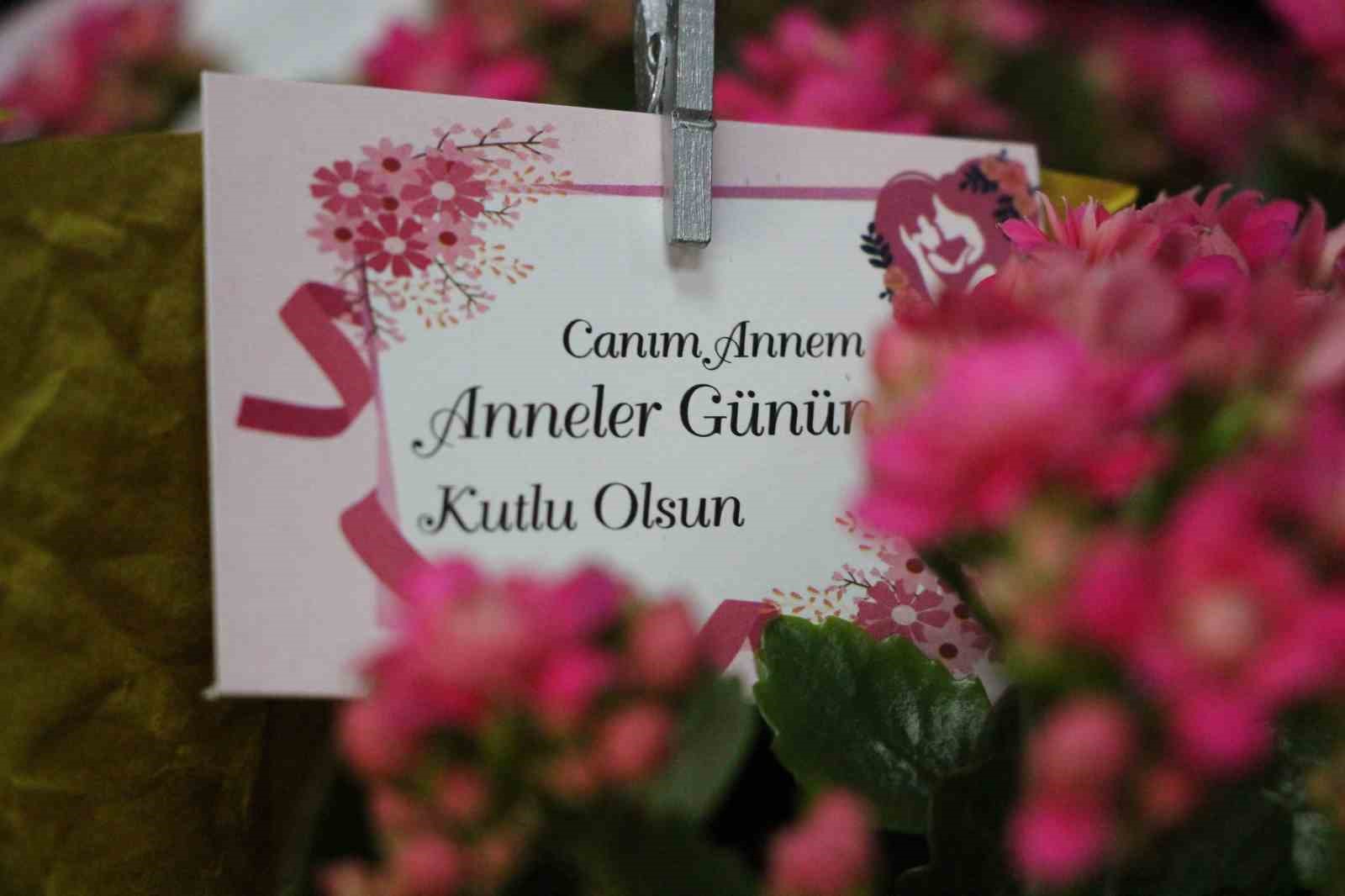 cicekcilerde anneler gunu yogunlugu RmqcdIbJ