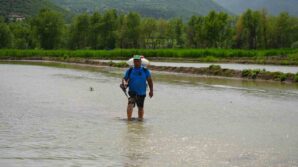ciftcilerin zorlu celtik mesaisi dize ulasan suyun icinde ekim yapiyorlar DFC2V9QO
