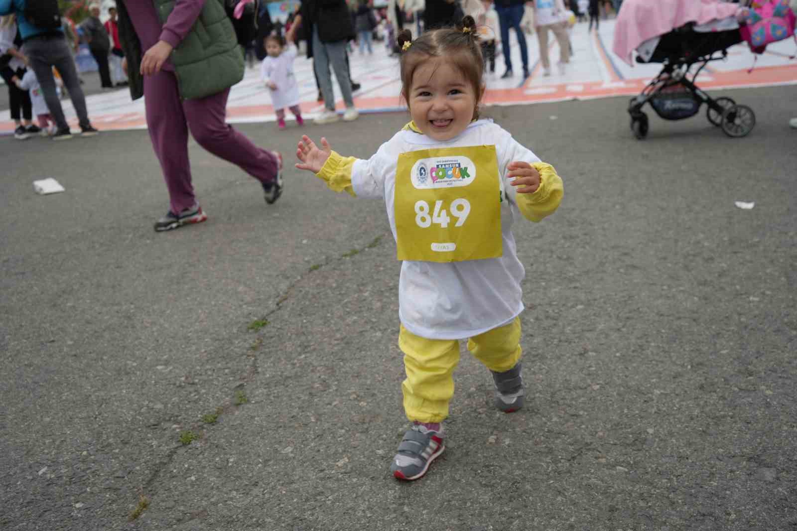 cocuk maratonu ve festivali 15 bin cocuk ve ailesine ev sahipligi yapti kJcRnC6d