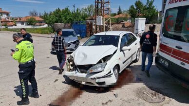 corumda iki otomobil carpisti 8 yarali fUJrOZTG