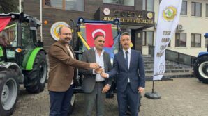 devlet destekli traktorler ciftcilere torenle teslim edildi bnmPDhVN