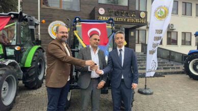 devlet destekli traktorler ciftcilere torenle teslim edildi bnmPDhVN
