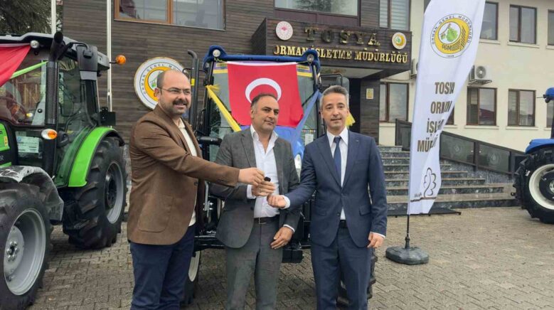 devlet destekli traktorler ciftcilere torenle teslim edildi bnmPDhVN