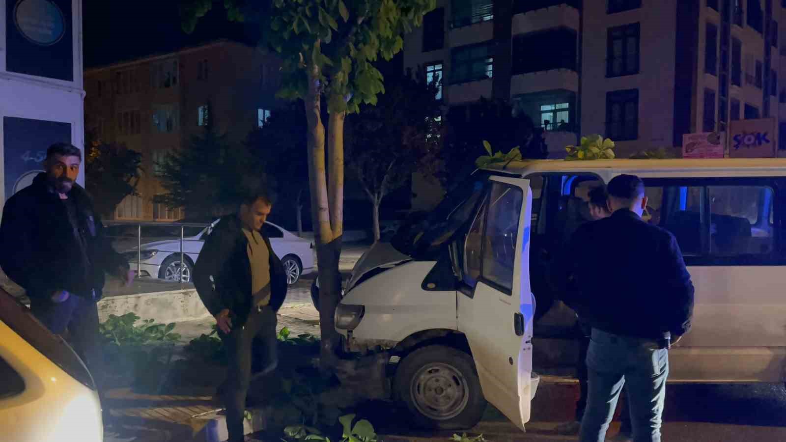 dur ihtarina uymayan ehliyetsiz surucunun kullandigi arac agaca carpti 38 bin tl ceza yedi 8RV8RKwA