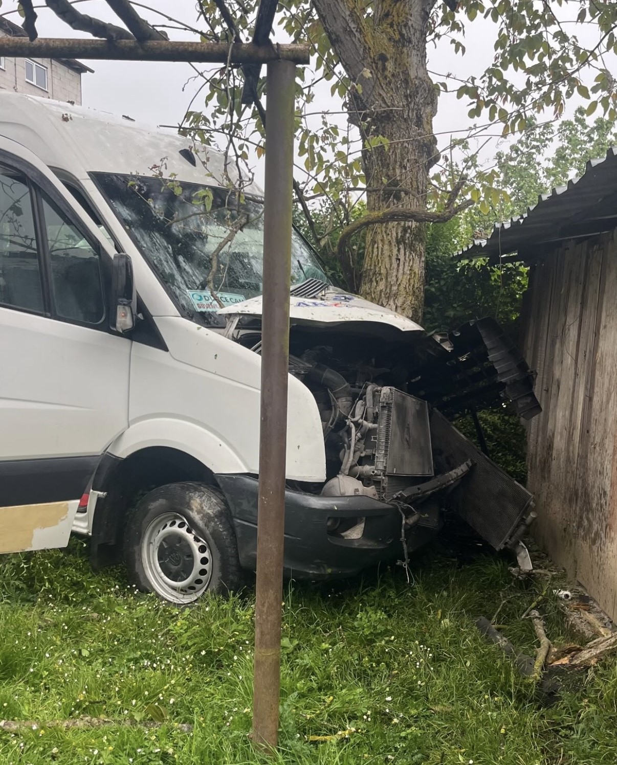 duzcede isci servisi agaca carpti 8 kisi yaralandi OpbndERy