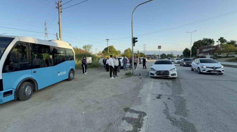 duzcede otomobil isiklarda duran halk otobusune carpti 6 yarali SYVhzEC3