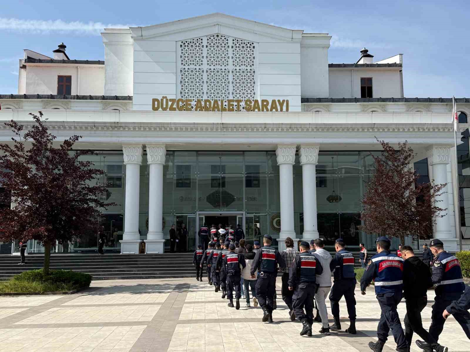 duzcede uyusturucudan 18 kisi tutuklandi fYRl6p3L