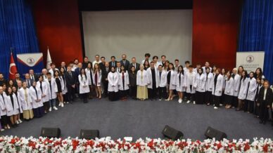 eczaci adaylari beyaz onluk giydi lBrHg9V9