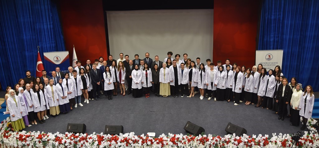 eczaci adaylari beyaz onluk giydi lBrHg9V9