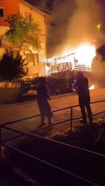 evin onundeki garaj alevlere teslim oldu P7ztGJ7E