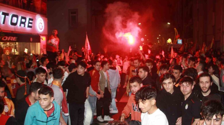 galatasaray taraftarlari orduda sokaklara dokuldu tqHnaWWP