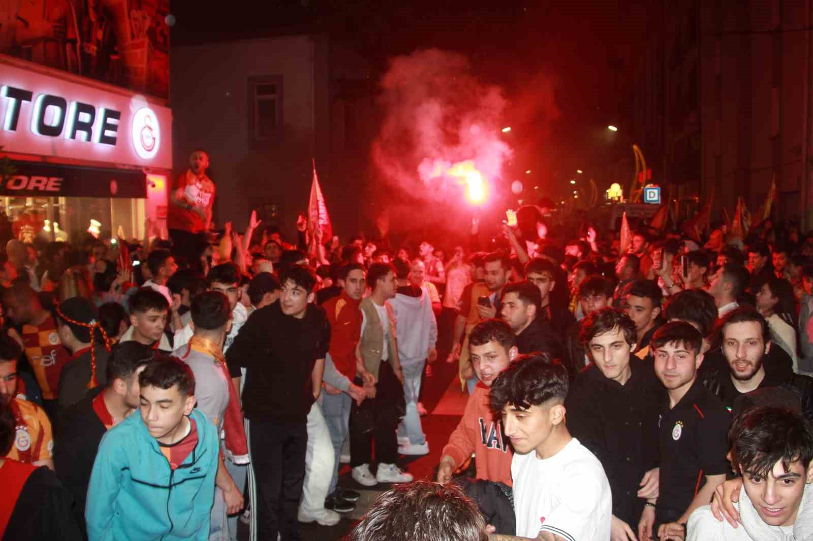 galatasaray taraftarlari orduda sokaklara dokuldu tqHnaWWP