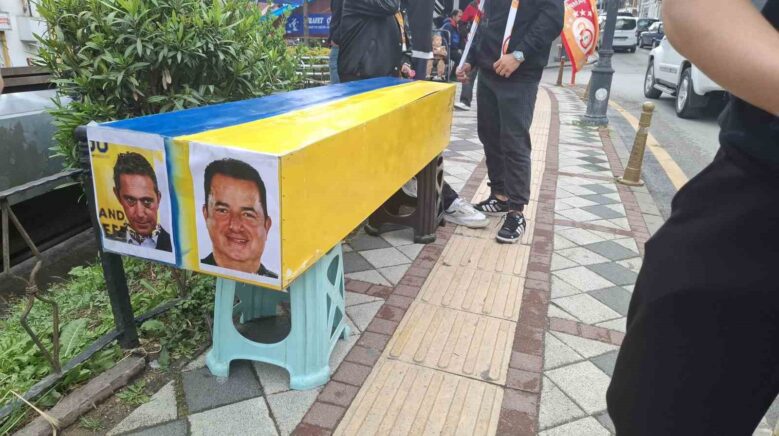 galatasarayli taraftarlar sari lacivert renkli tabutla yurudu Q4SnnQSZ