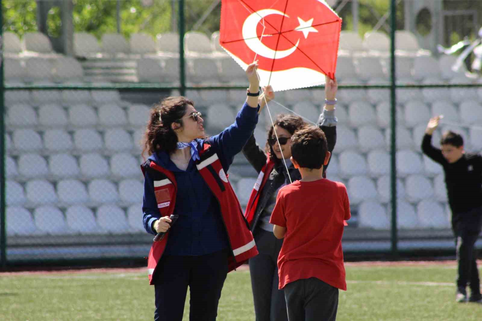 gencler cocuklar ve ozel bireyler ucurtma senliginde bulustu 3fBQpBI1
