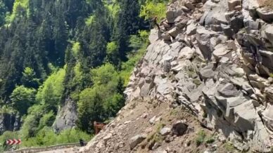 giresun sivas karayolunda tehlike olusturan kayalar yamaclardan kontrollu olarak temizleniyor V3VvdVEH