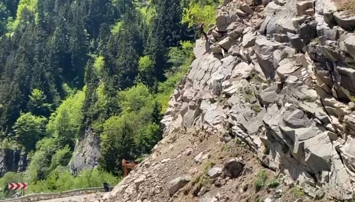 giresun sivas karayolunda tehlike olusturan kayalar yamaclardan kontrollu olarak temizleniyor V3VvdVEH