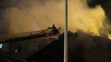 gumushanede mustakil evde cikan yangin yanindaki eve de sicradi ZBQu4b49