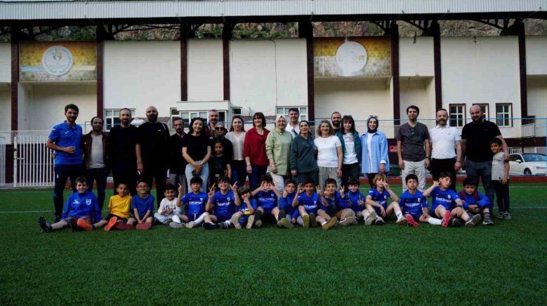 gumushanede tribunlere anne eli degiyor G5Vl9I9j