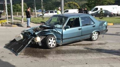 hafif ticari arac otomobille carpisti 2 yarali 6QZbb8IN