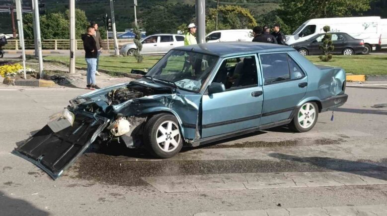 hafif ticari arac otomobille carpisti 2 yarali 6QZbb8IN