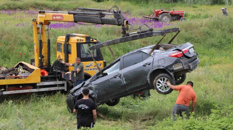 hizla ilerleyen otomobil onundeki araca carparak sarampole uctu 3iqSb8xi