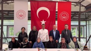 huzurevinde renkli anneler gunu etkinligi cHzn5VNL