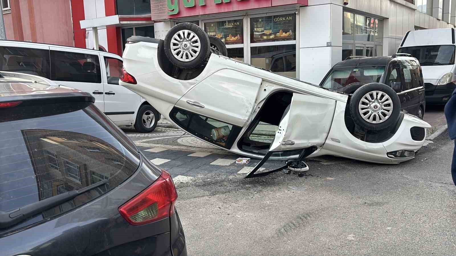 iki otomobil carpisti araclardan biri takla atti 1 yarali nnD72ZF3
