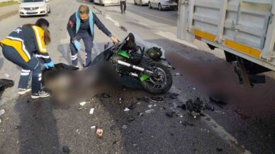 kamyonla carpisan motosikletin surucusu oldu FPYVAcNY