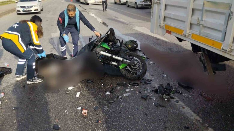 kamyonla carpisan motosikletin surucusu oldu FPYVAcNY