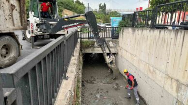 karabuk belediyesinden dere yataklarinda temizlik calismasi fDCrFn1K