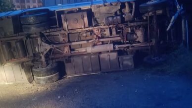 karadeniz ereglide midibus park halindeki cipe carpti 2 yarali SceL7VVO