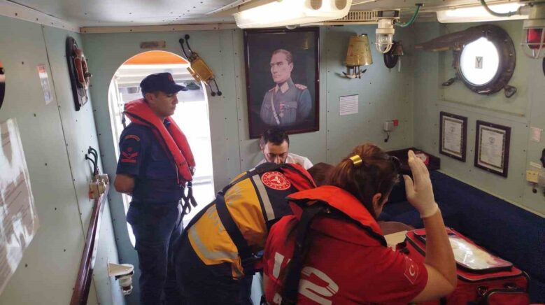 karadenizde rahatsizlanan gemi personeli icin ekipler seferber oldu nklEMcfG