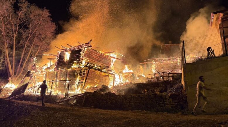 kastamonuda cikan yanginda ev ve cami yandi FpjSP8KS