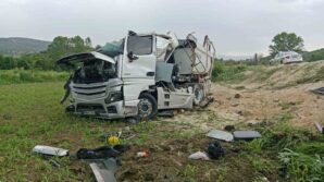 kastamonuda devrilen hafriyat kamyonunun surucusu yaralandi pKWSdjxT