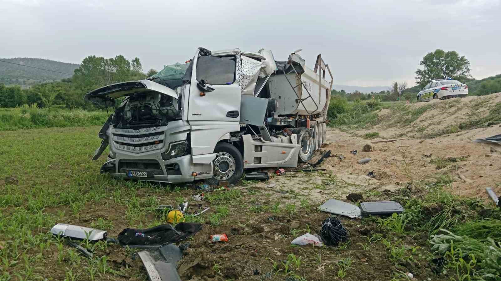 kastamonuda devrilen hafriyat kamyonunun surucusu yaralandi