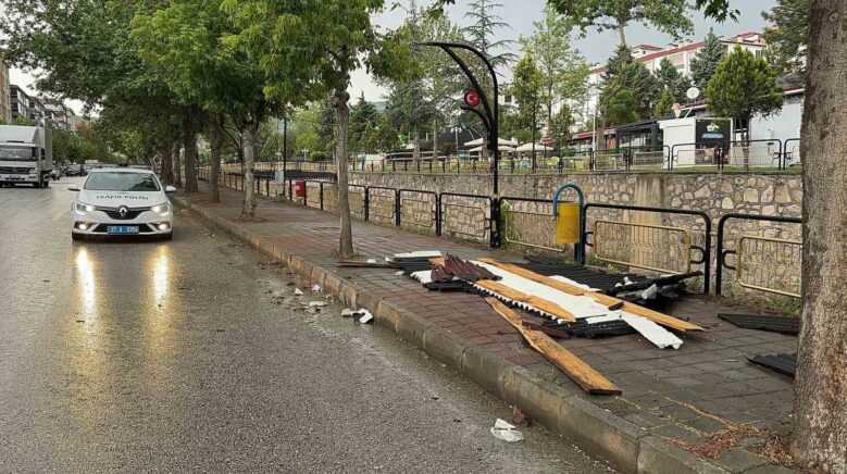 kastamonuda firtina elektrik tellerini kopardi binanin catisini ucurdu BJ9DPK58