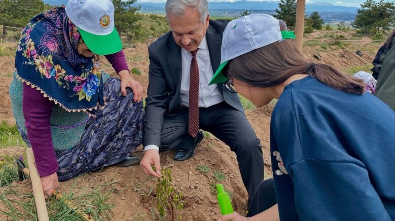 kastamonuda huzurevi sakinleri ile sevgi evinde kalan cocuklar fidan dikti RdvP8cq6