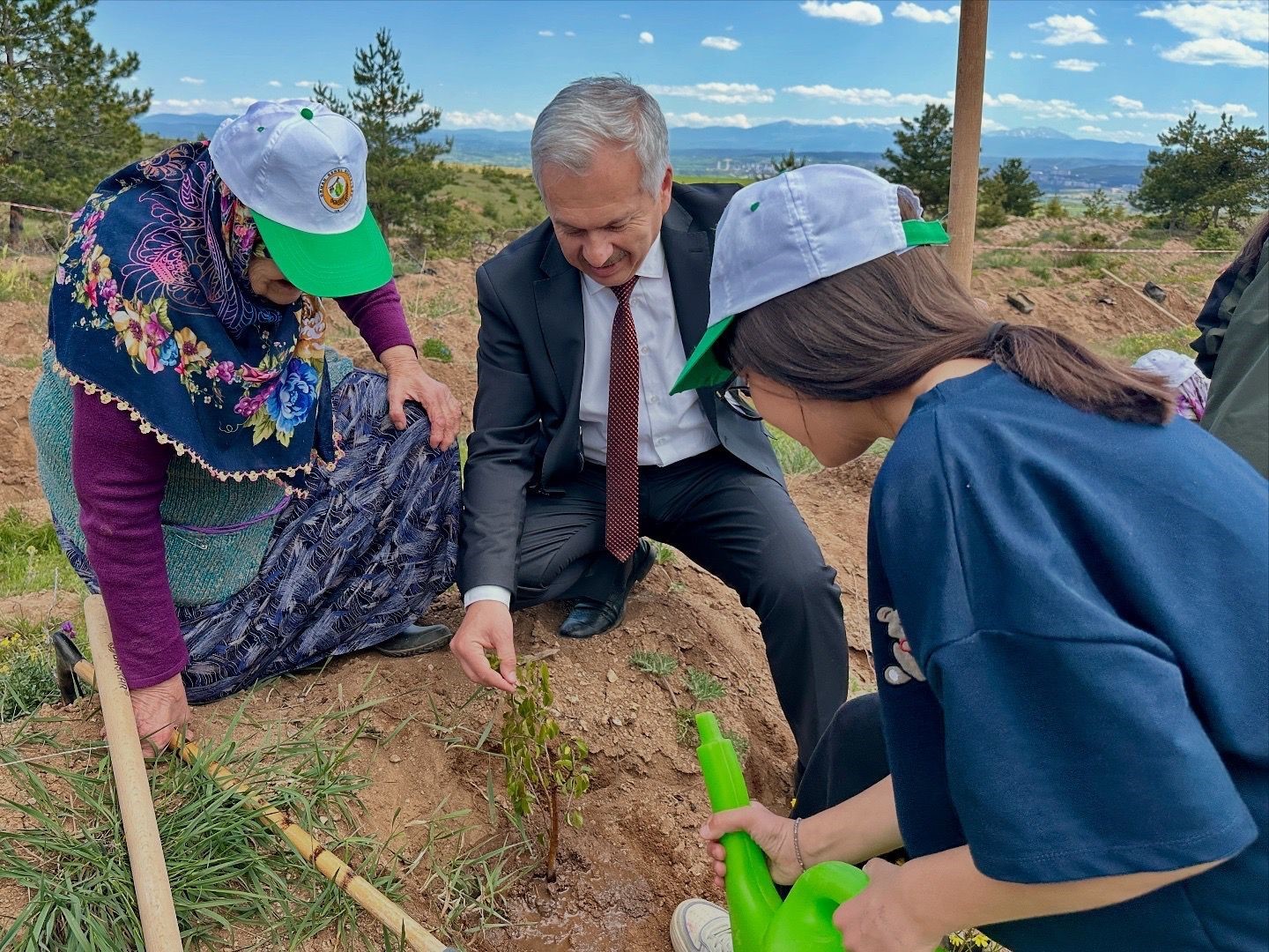 kastamonuda huzurevi sakinleri ile sevgi evinde kalan cocuklar fidan dikti RdvP8cq6