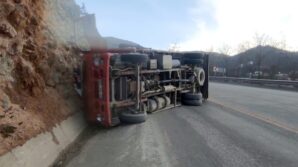 kastamonuda meyve yuklu kamyon devrildi u7x7ZRN8